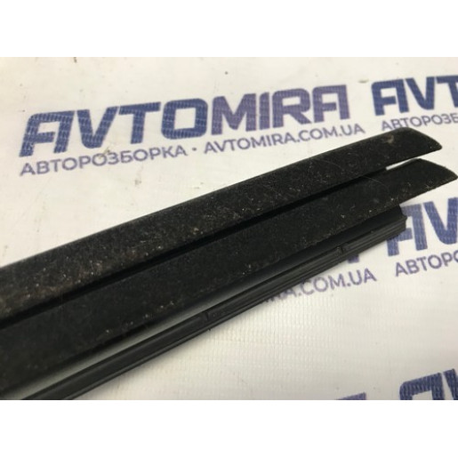 Уплотнитель двери задней левой внутренний Peugeot 308 SW 2013-2021 9677881480